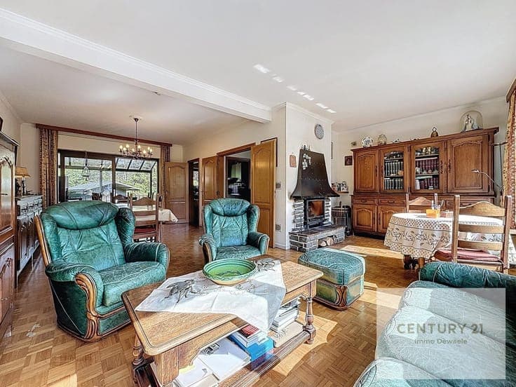 4-bedroom house just a stone's throw from local amenities an