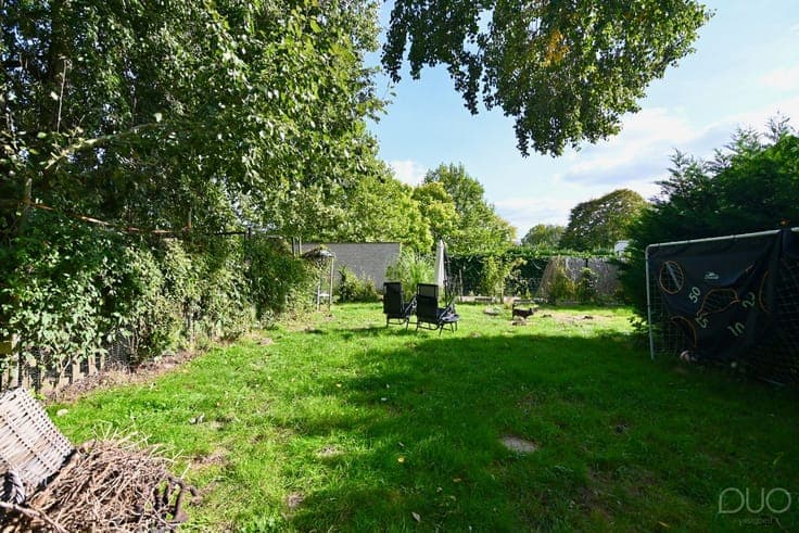 Ruim handelshuis met woonst en grote tuin in het centrum ...