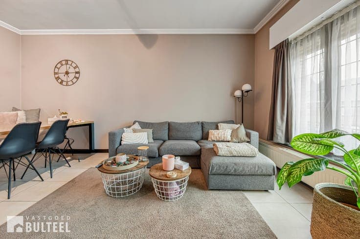 Verzorgde bel-etagewoning met 2 slaapkamers en garage!