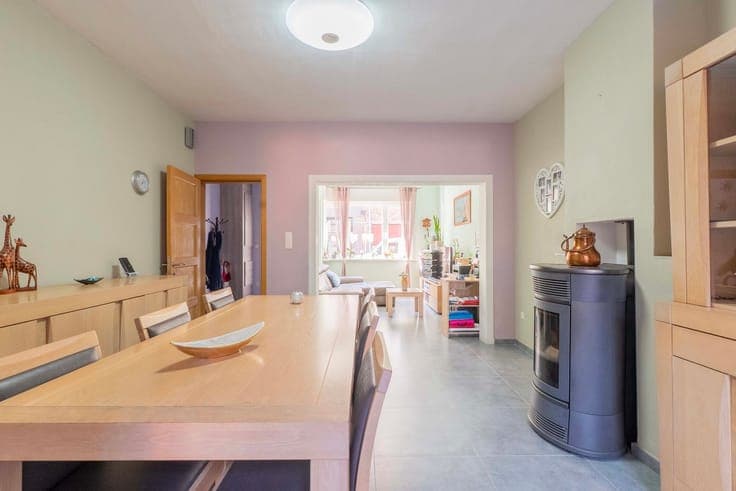 Move-in ready home with 4 bedrooms and sunny garden