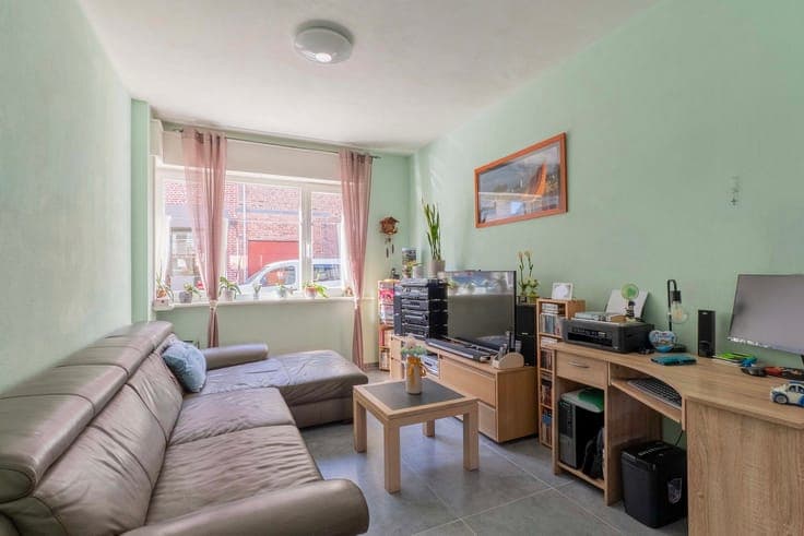 Move-in ready home with 4 bedrooms and sunny garden