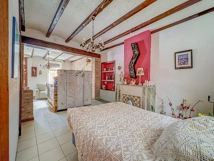 BONNE MAISON A MODERNISER AVEC JARDIN ET GARAGE