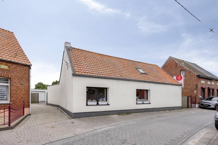 Ready to move in house with a large garden for sale in Zandv