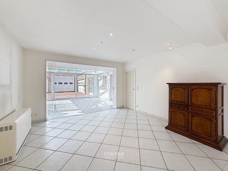 Ruime woning met opslagruimte in aangename omgeving!