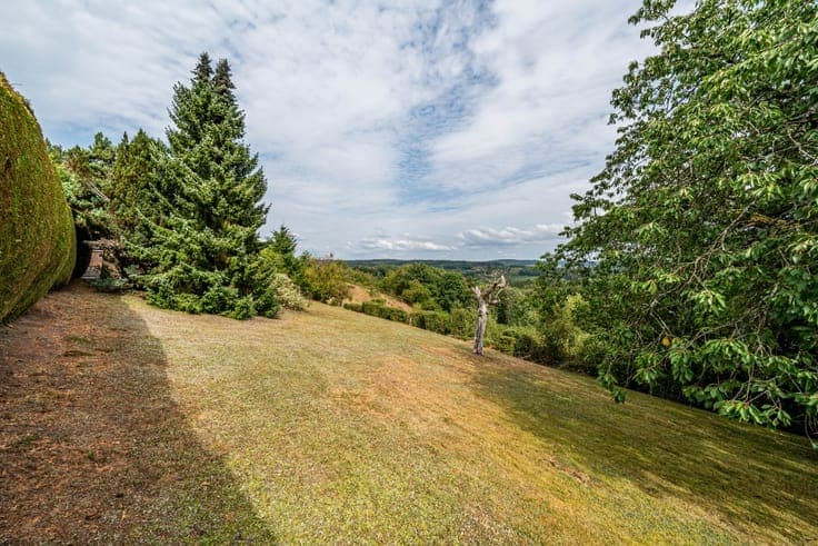 5-Bedroom Home with Breathtaking Views in Érezée