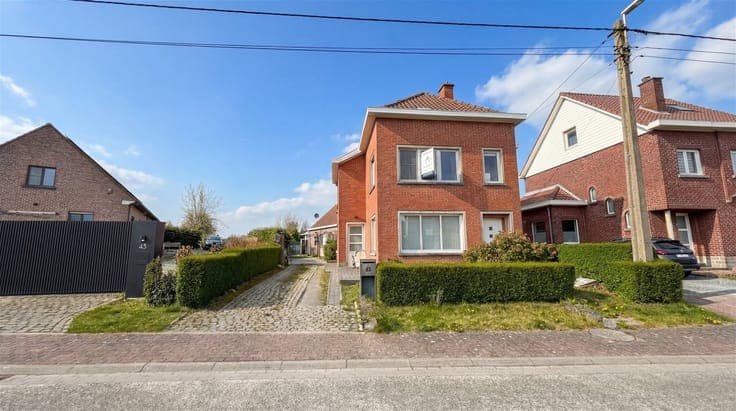 Spacious house with 3 bedrooms and a separate office space i