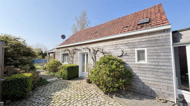 Spacious house with 3 bedrooms and a separate office space i