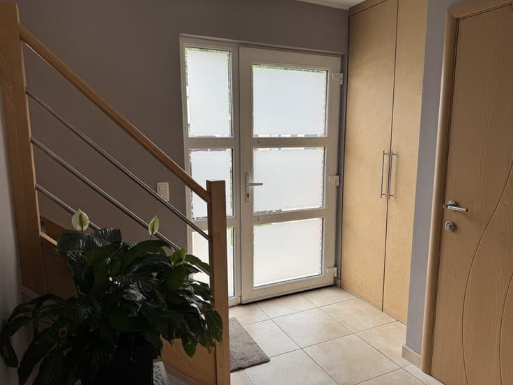 Semi-detached house free on three sides.