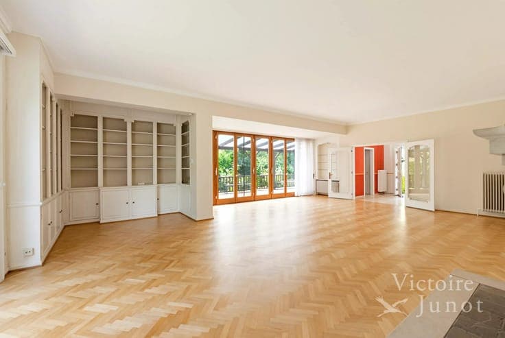 Charming 6-bedroom villa in perfect condition