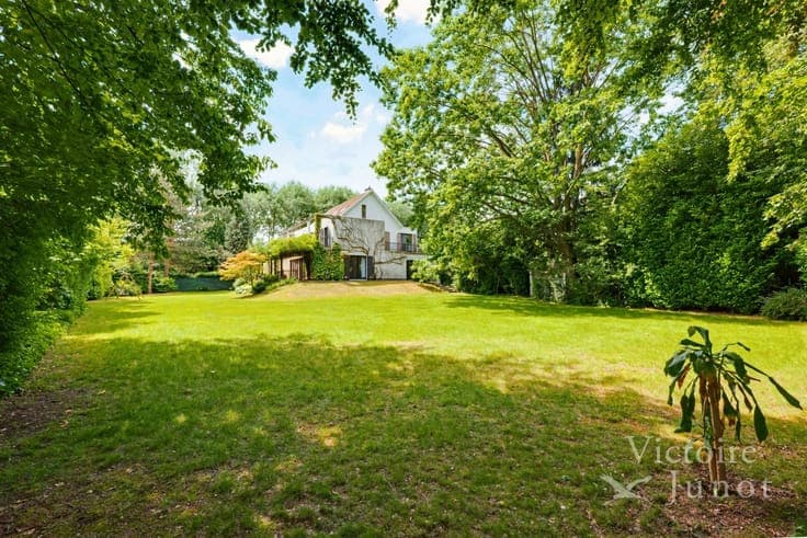 Charming 6-bedroom villa in perfect condition