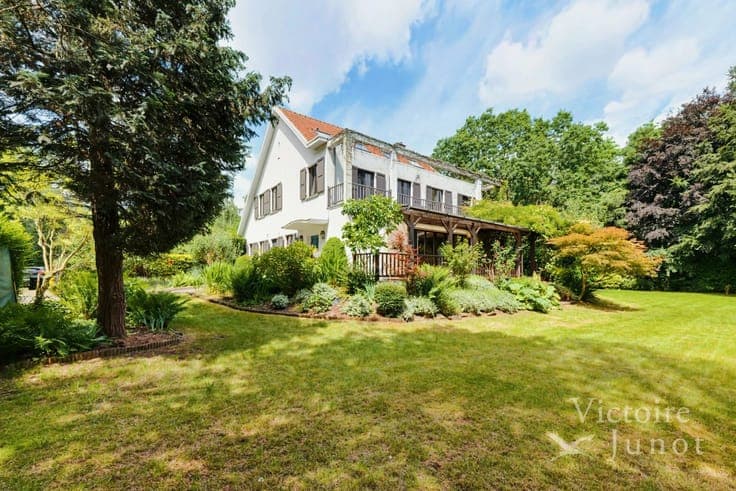Charming 6-bedroom villa in perfect condition