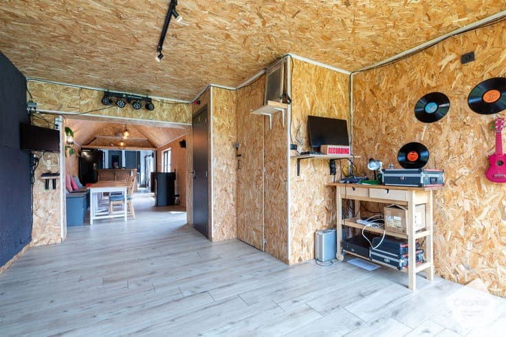 Ruime half-open woning met 4 slaapkamers, muziekstudio/ho...