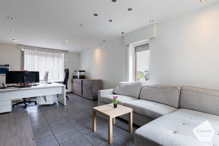 Ruime half-open woning met 4 slaapkamers, muziekstudio/ho...