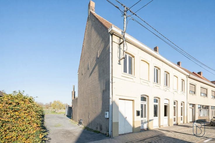 Commercial property with house & parking