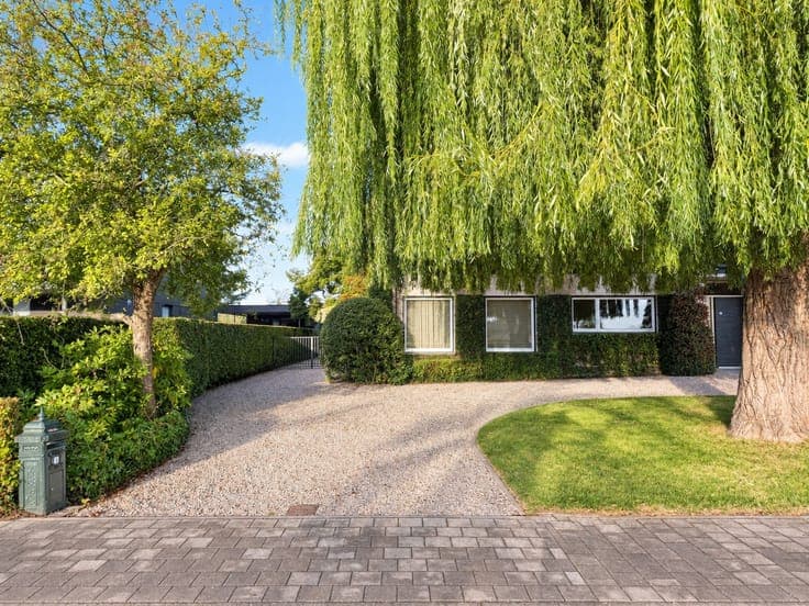 grondig gerenoveerde woning met 5 kamers, parktuin