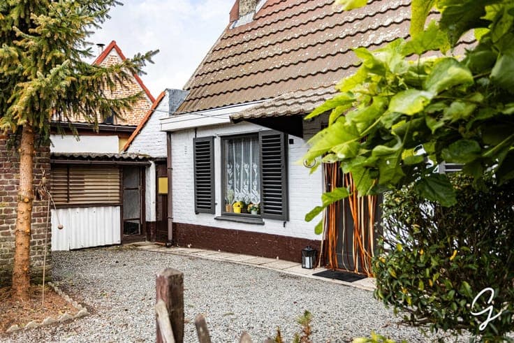 A charming semi-detached home with a garden in Sleidinge
