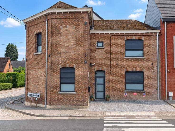 EXCEPTIONAL FULLY RENOVATED PROPERTY–MULTIPLE POSSIBILITIES