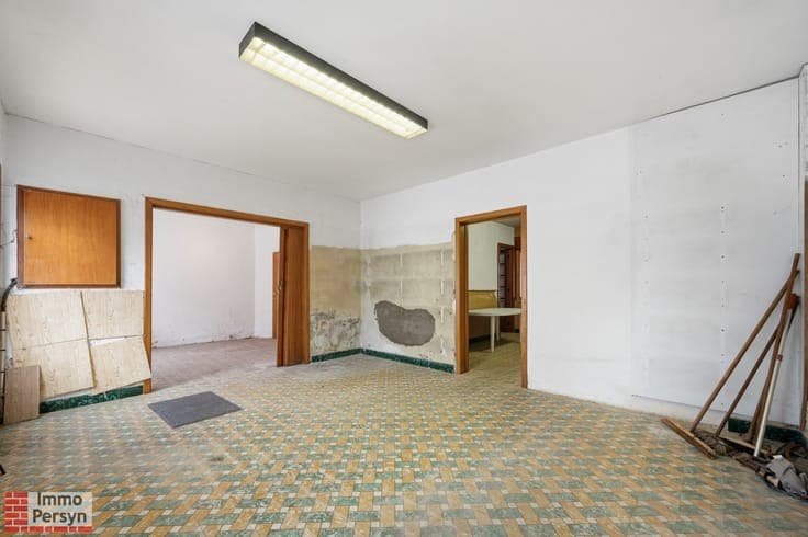 Te renoveren woning met zuidtuin en achteringang met garages