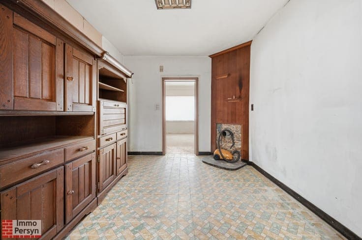 Te renoveren woning met zuidtuin en achteringang met garages