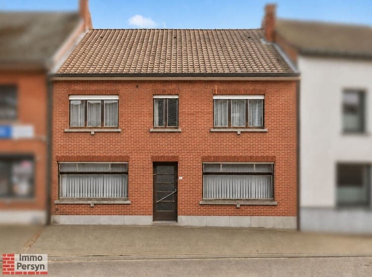 Te renoveren woning met zuidtuin en achteringang met garages