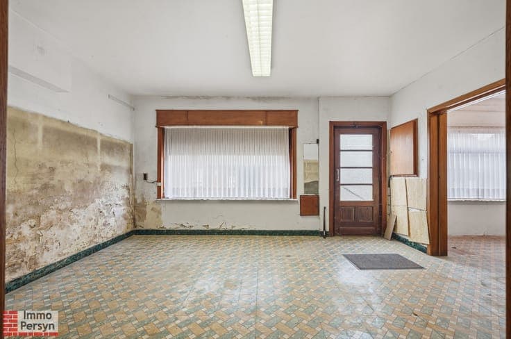 Te renoveren woning met zuidtuin en achteringang met garages