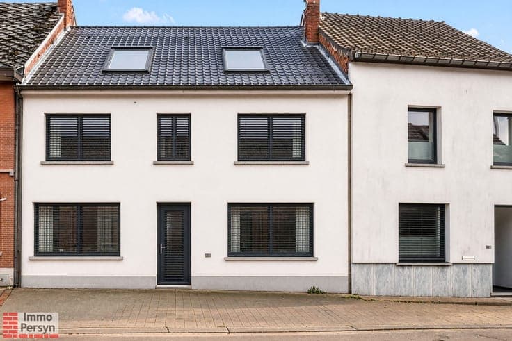 Te renoveren woning met zuidtuin en achteringang met garages