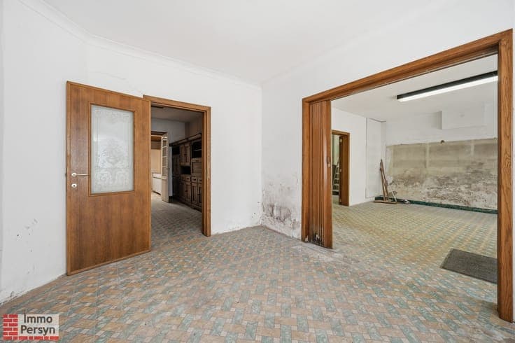 Te renoveren woning met zuidtuin en achteringang met garages