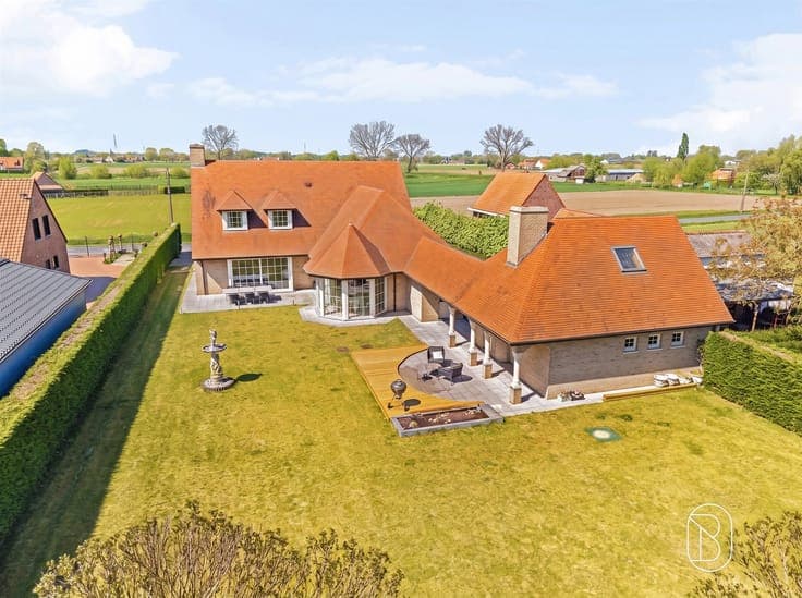 Perfect onderhouden grote villa op 3000m2.