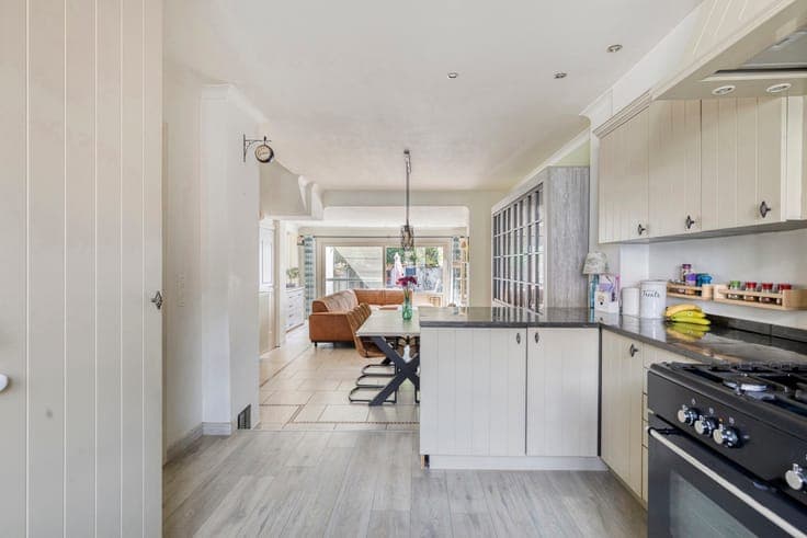 Charming family home with 4 bedrooms and garden