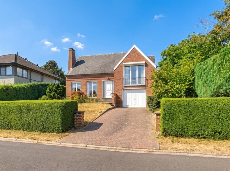 3-bedroom house with lovely garden in quiet street