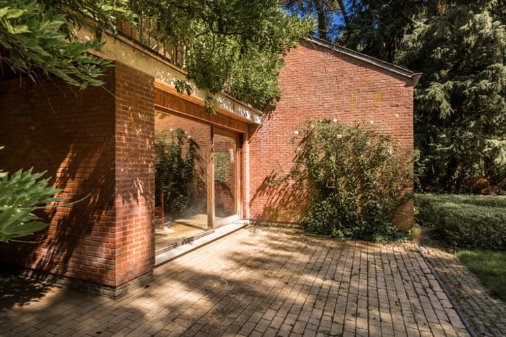 Peace and style: architectural home in a green oasis