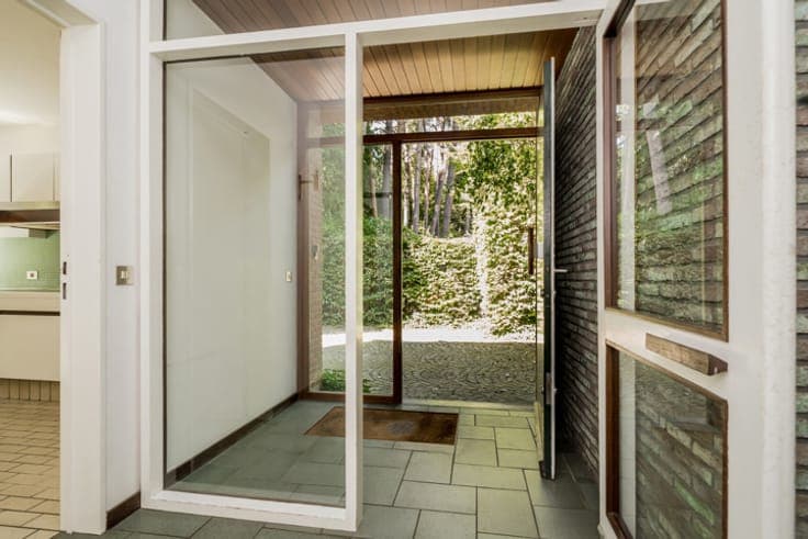 Peace and style: architectural home in a green oasis