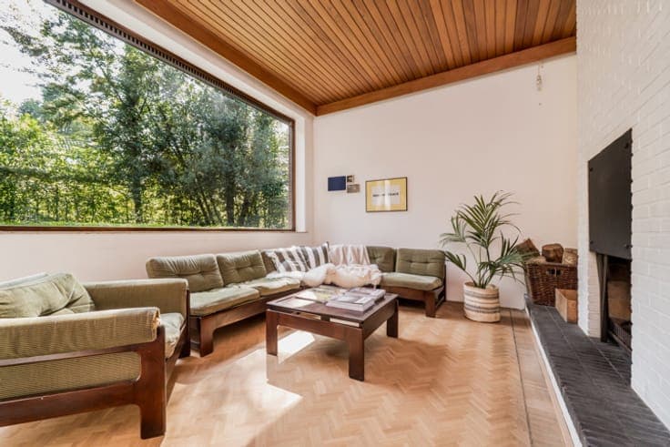 Peace and style: architectural home in a green oasis