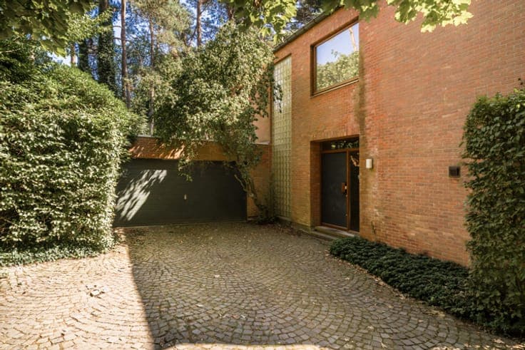 Peace and style: architectural home in a green oasis