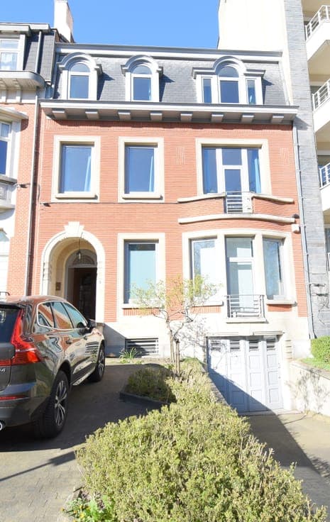 Beautiful 9-Bedroom Townhouse