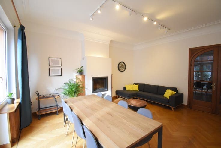 Beautiful 9-Bedroom Townhouse
