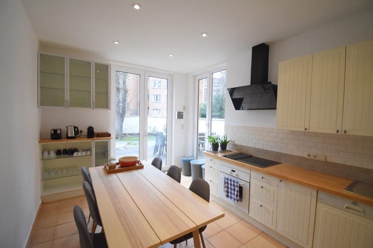 Beautiful 9-Bedroom Townhouse
