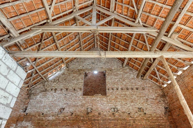 Unieke hoeve met uitgestrekte gronden