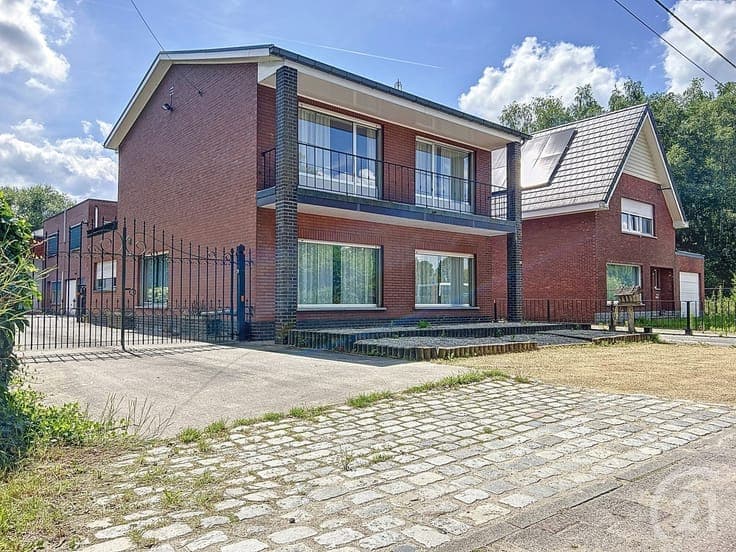 Huis met magazijn en kantoorruimte te koop!