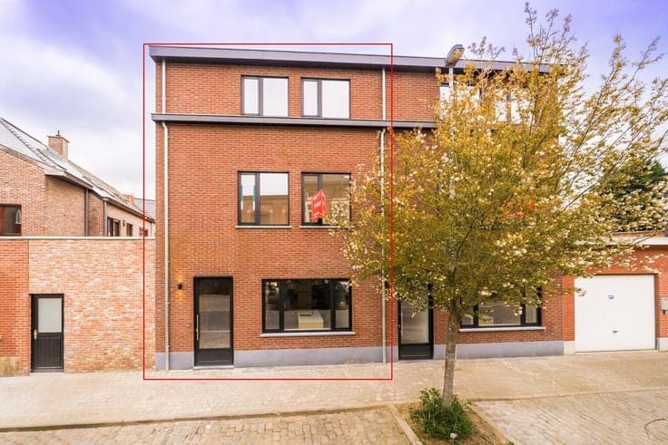 LIVING WITH WOW FEELING IN NEW CONSTRUCTION WITH 4 BDRMS.