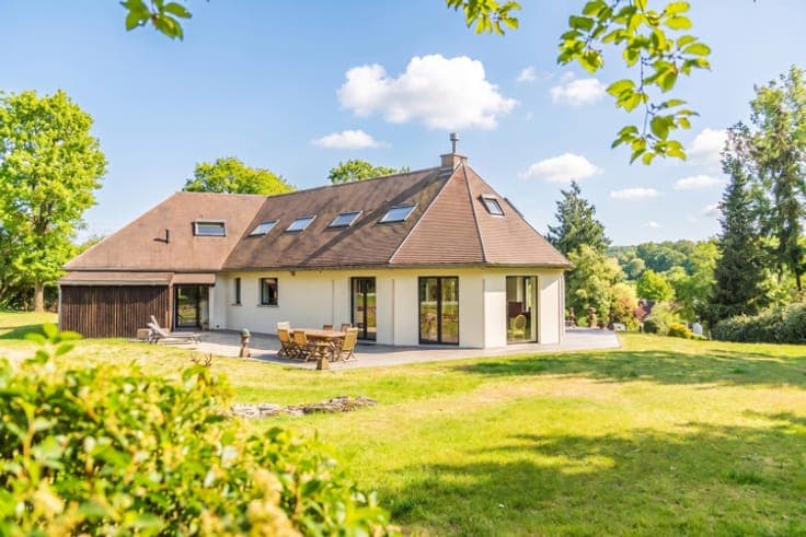 Magnificent quiet villa with views of nature.