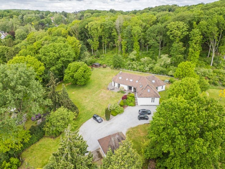 Magnificent quiet villa with views of nature.