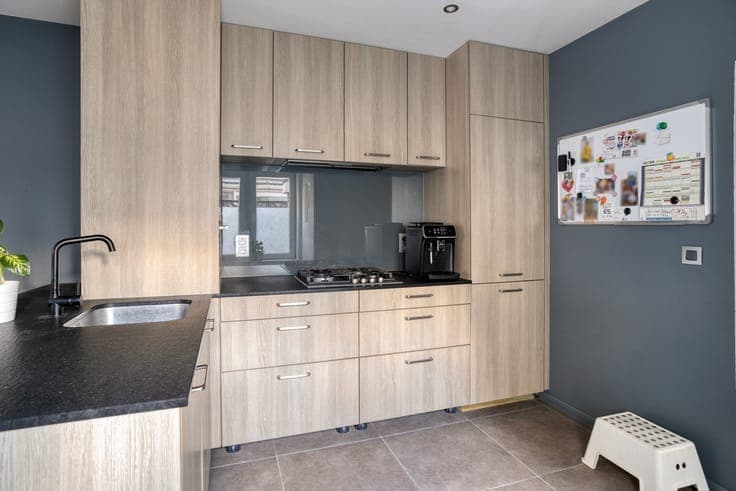 VERZORGDE GEZINSWONING MET 3 SLAAPKAMERS, GARAGE EN TUIN IN