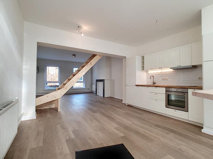 Bâtiment au centre-ville, 2ch, 2sdb, bureau, proche de tout