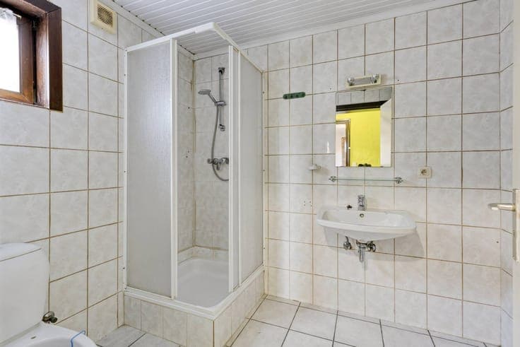 4 bedroom house to renovate in Assebroek