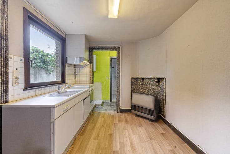 4 bedroom house to renovate in Assebroek