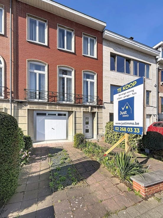 Ideally located "bel-étage" house with large garden – Great