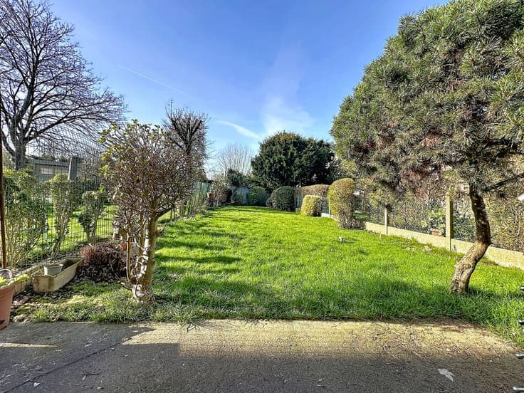 Ideally located "bel-étage" house with large garden – Great