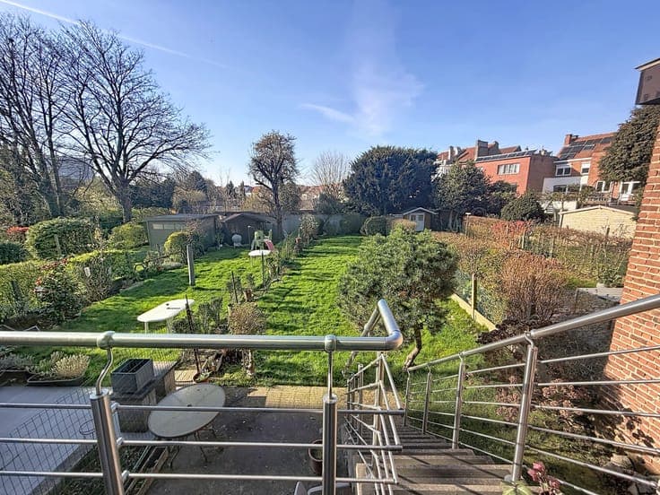 Ideally located "bel-étage" house with large garden – Great