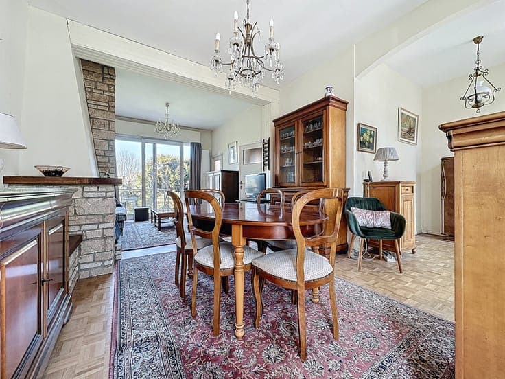 Ideally located "bel-étage" house with large garden – Great